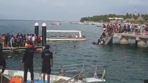 Detik-detik kepanikan puluhan wisatawan saat tercebur akibat jembatan penghubung ponton Pelabuhan Banjar Nyuh Nusa Penida, Klungkung, ambruk pada Kamis (15/12/2022) sore.