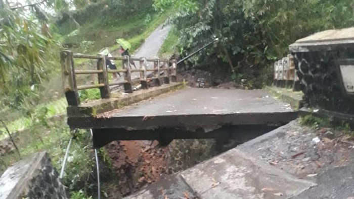 Jembatan putus di Cianjur.