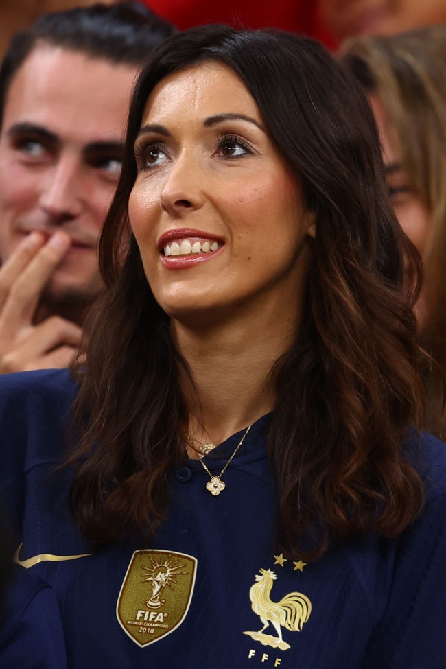 Jennifer Giroud tampak memakai jersey biru timnas Prancis dengan logo ayam jago atau rooster. Dia memakai jersey sang suami Olivier Giroud yang bernomer punggung sembilan. Foto: Getty Images