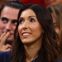 Jennifer Giroud tampak memakai jersey biru timnas Prancis dengan logo ayam jago atau rooster. Dia memakai jersey sang suami Olivier Giroud yang bernomer punggung sembilan. Foto: Getty Images