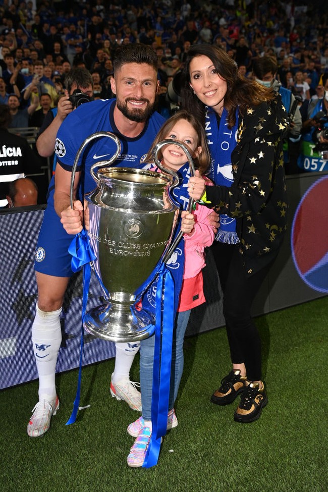  Jennifer dan Olivier Giroud diketahui sudah menikah selama 11 tahun. Keduanya memiliki dua anak laki-laki yang lahir pada 2016 dan 2018. Serta satu anak perempuan yang lahir pada 2020.