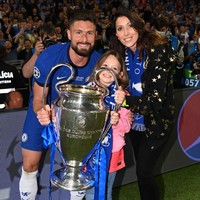  Jennifer dan Olivier Giroud diketahui sudah menikah selama 11 tahun. Keduanya memiliki dua anak laki-laki yang lahir pada 2016 dan 2018. Serta satu anak perempuan yang lahir pada 2020.