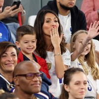Jennifer Giroud membawa serta dua anaknya dengan Olivier Giroud untuk menonton Prancis melawan Tunisia di Stadion Education City, Qatar. Foto: Getty Images