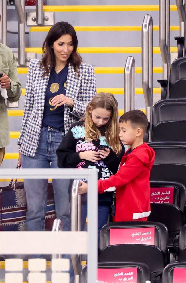 Saat kabar perselingkuhan itu ramai di media, bahkan bukti foto sudah dibeberkan, Jennifer Giroud bertahan di sisi sang pesepakbola. Jennifer sendiri termasuk WAGs yang tak eksis di media sosial dan tak mau berbicara ke media. Foto: Getty Images