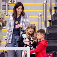 Saat kabar perselingkuhan itu ramai di media, bahkan bukti foto sudah dibeberkan, Jennifer Giroud bertahan di sisi sang pesepakbola. Jennifer sendiri termasuk WAGs yang tak eksis di media sosial dan tak mau berbicara ke media. Foto: Getty Images