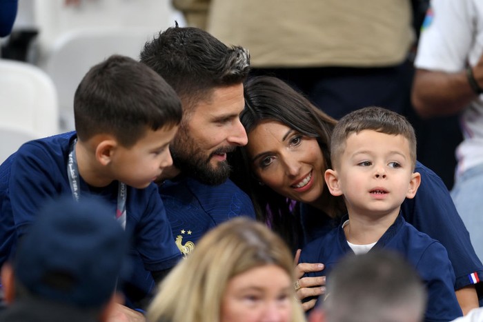 Jennifer Giroud, istri pemain Prancis Olivier Giroud Frances forward #09 Olivier Giroud sits with his wife Jennifer after the Qatar 2022 World Cup Group D football match between Tunisia and France at the Education City Stadium in Al-Rayyan, west of Doha on November 30, 2022. (Photo by FRANCK FIFE / AFP) (Photo by FRANCK FIFE/AFP via Getty Images)