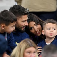Pernikahan Olivier Giroud dan Jennifer pernah diterpa prahara saat striker Prancis itu ketahuan bermalam dengan wanita lain pada 2014. Wanita lain yang jadi selingkuhan Giroud mengungkap foto mesranya dengan pemain bola yang saat itu bermain untuk klub Arsenal. Foto: Getty Images