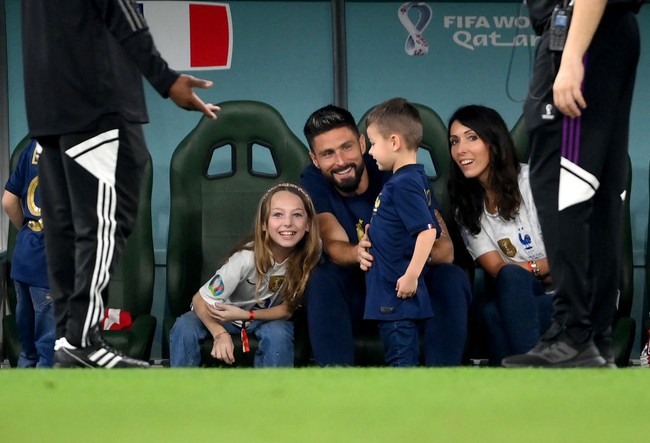 Selama penyelenggaraan Piala Dunia Qatar 2022, istri Olivier Giroud, Jennifer Giroud hadir di bangku penonton. Seperti saat Prancis menang melawan Maroko, Jennifer tampak berada di deretan penonton yang memadati Stadion Al Bayt, Qatar. Foto: Getty Images