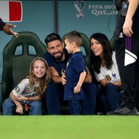 Selama penyelenggaraan Piala Dunia Qatar 2022, istri Olivier Giroud, Jennifer Giroud hadir di bangku penonton. Seperti saat Prancis menang melawan Maroko, Jennifer tampak berada di deretan penonton yang memadati Stadion Al Bayt, Qatar. Foto: Getty Images