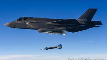 7. Lockheed Martin F-35 Lightning II: Satu-satunya jet tempur generasi kelima dalam daftar ini, F-35 dimaksudkan untuk menggantikan jet sebelumnya seperti F-16, F/A-18 dan Harrier di militer AS. Negara lain, seperti Inggris, Israel, Australia dan Jerman, memesan jet tersebut. Meski merupakan terobosan dalam banyak hal, awalnya F-35 memiliki sejumlah masalah, dan pengembangannya jauh melebihi anggaran. Namun, dengan masalah yang sekarang terselesaikan, Lockheed Martin terus meningkatkan produksi, dengan unit operasional sudah sekitar 750. Foto: DW (News)