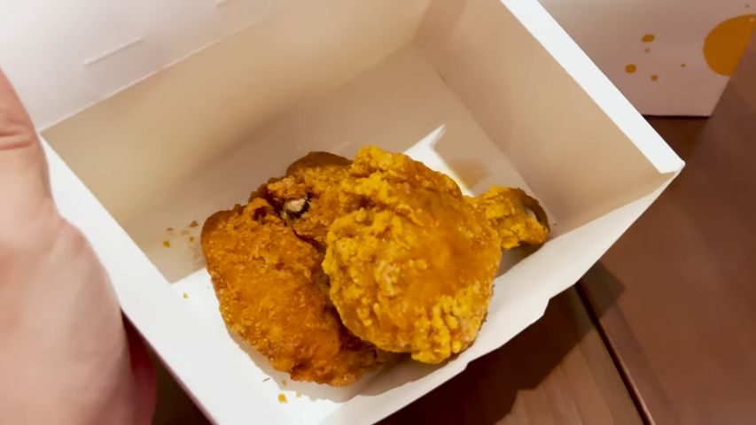 Jessica Jane cicip ayam McDonald's Singapura