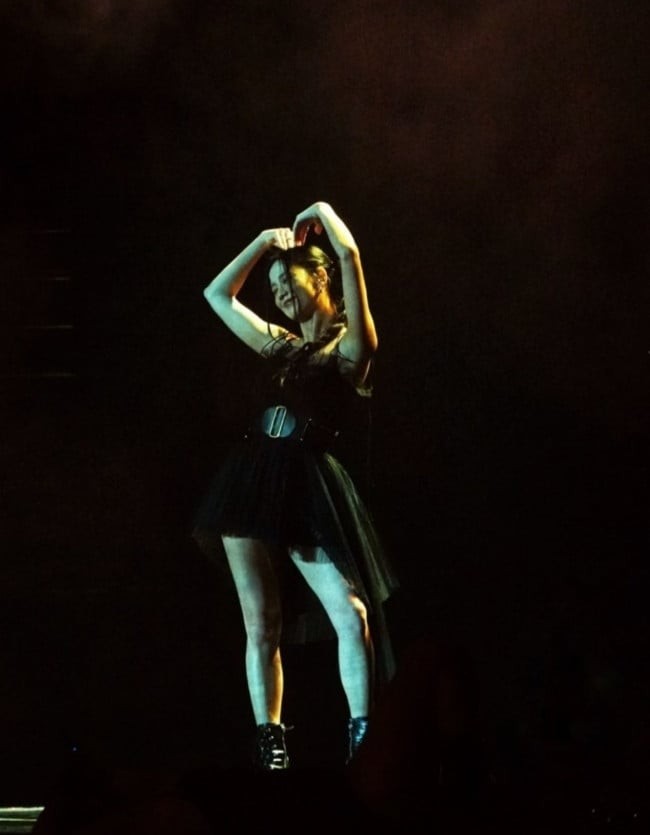 Jisoo BLACKPINK terlihat seksi dan misterius saat menyanyikan lagu Liar milik Camila Cabello untuk solo stage-nya. Foto: Twitter