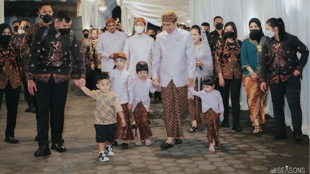 Jokowi bersama cucunya.  (Instagram @ayangggahiyang)