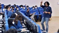 Program ini menjadi program rutin yang digelar Telkomsel di kampus-kampus dengan tujuan memberikan insight bagi mahasiswa mahasiswi di kampus untuk mengetahui lebih jauh tentang life at Telkomsel dan culture Telkomsel. People Business Partner Area Jawa Bali Lead, Lukito Hardi, menjelaskan mengenai Creating Industrial Engineering as Talent di depan ratusan mahasiswa Tehnik Industri ITS, Kamis (15/12). 