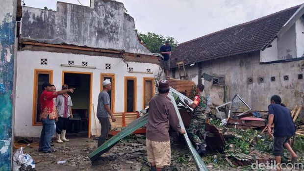 Kanopi terbang tertiup angin menimpa sejumlah bangunan di Malang