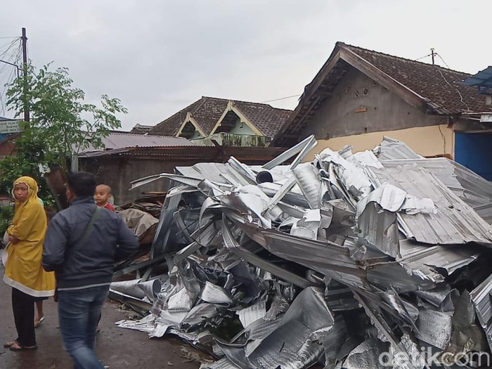 Kanopi terbang tertiup angin menimpa sejumlah bangunan di Malang