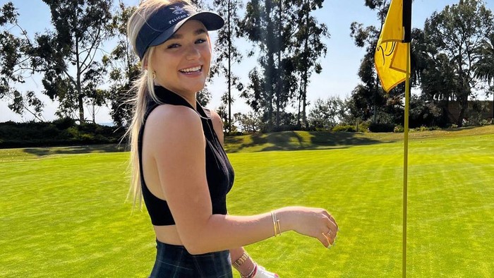 Turis wanita main golf di Grand Canyon didenda