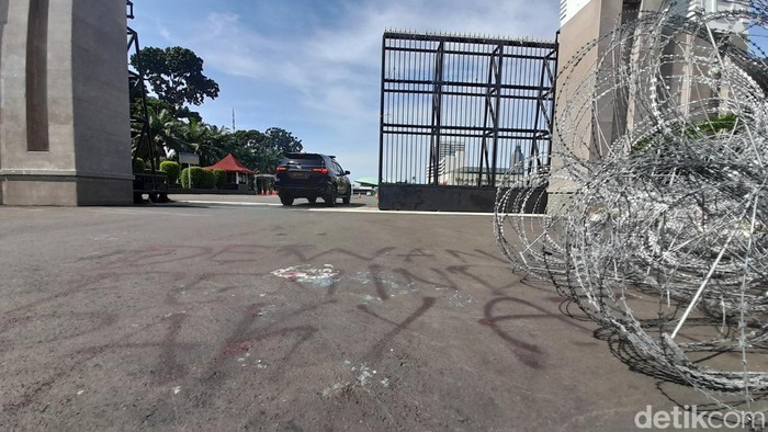 Kawat Duri Dipasang di Depan DPR Jelang Demo