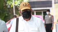 Sahat tak banyak bicara saat ditanyai awak media. Dia langsung masuk digiring petugas KPK ke lantai dua untuk seterusnya diperiksa penyidik.