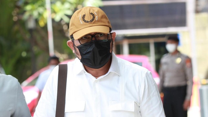 Kena OTT KPK, Wakil Ketua DPRD Jatim Digelandang KPK Wakil Ketua DPRD Jawa Timur (Jatim), Sahat Tua Simanjuntak (kanan) berjalan memasuki gedung usai ditangkap oleh KPK, di Gedung Merah Putih KPK, Jakarta, Kamis (15/12/2022). KPK melakukan tangkap tangan (OTT) di Kota Surabaya dan mengamankan empat orang tersangka terkait dugaan tindak pidana korupsi suap pengurusan alokasi dana hibah bersumber dari APBD Jawa Timur (Jatim). ANTARA FOTO/Reno Esnir/foc.