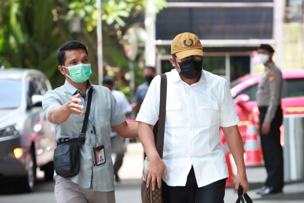 Wakil Ketua DPRD Jawa Timur (Jatim), Sahat Tua Simanjuntak (kanan) berjalan memasuki gedung usai ditangkap oleh KPK, di Gedung Merah Putih KPK, Jakarta, Kamis (15/12/2022). KPK melakukan tangkap tangan (OTT) di Kota Surabaya dan mengamankan empat orang tersangka terkait dugaan tindak pidana korupsi suap pengurusan alokasi dana hibah bersumber dari APBD Jawa Timur (Jatim).  ANTARA FOTO/Reno Esnir/foc.