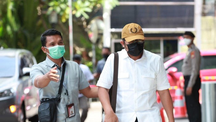 Kena OTT KPK, Wakil Ketua DPRD Jatim Digelandang KPK Wakil Ketua DPRD Jawa Timur (Jatim), Sahat Tua Simanjuntak (kanan) berjalan memasuki gedung usai ditangkap oleh KPK, di Gedung Merah Putih KPK, Jakarta, Kamis (15/12/2022). KPK melakukan tangkap tangan (OTT) di Kota Surabaya dan mengamankan empat orang tersangka terkait dugaan tindak pidana korupsi suap pengurusan alokasi dana hibah bersumber dari APBD Jawa Timur (Jatim). ANTARA FOTO/Reno Esnir/foc.