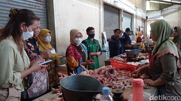Tim Pemantau Inflasi Daerah (TPID) Pemda DIY saat melakukan pemantauan di Pasar Wates, Kulon Progo, DIY, Kamis (15/12/2022).