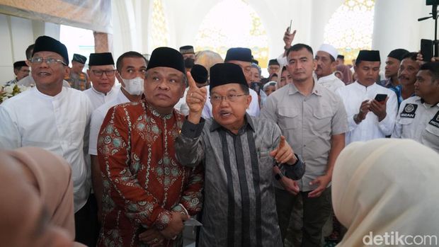 Ketua DMI Jusuf Kalla saat berada di Masjid Raya Bukaka, Bone, Sulsel.