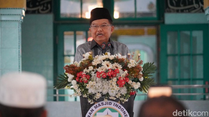 Ketua DMI Jusuf Kalla saat berada di Masjid Raya Bukaka, Bone, Sulsel.