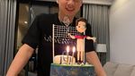 Lucunya Pose Kevin Sanjaya saat Dapat Kue Bertema Badminton