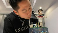 Seperti yang terlihat pada foto ini, saat ulang tahunnya beberapa waktu lalu ia dikirimi kue dengan potret dirinya yang sedang bertanding di lapangan. Foto: Instagram @kevin_sanjaya