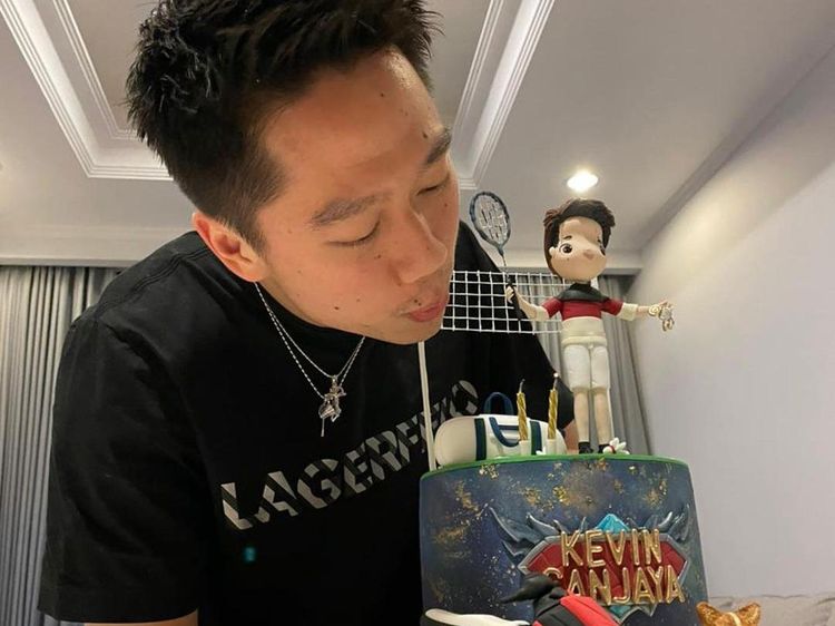 Lucunya Pose Kevin Sanjaya saat Dapat Kue Bertema Badminton