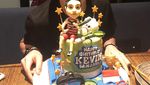Lucunya Pose Kevin Sanjaya saat Dapat Kue Bertema Badminton