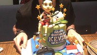 Tak hanya tahun ini, tahun-tahun sebelumnya ia pun mendapat kejutan kue ulang tahun dengan tema badminton juga. Sebelumnya kuenya berwarna hijau dengan detail badminton. Foto: Instagram @kevin_sanjaya