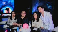 Bukan hanya dengan Valencia, ada juga momen kedekatan antara Kevin Sanjaya dengan kedua orang tua Valencia Tanoesoedibjo yang sedang makan malam bersama. Foto: Instagram @kevin_sanjaya
