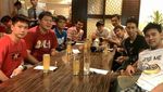 Lucunya Pose Kevin Sanjaya saat Dapat Kue Bertema Badminton