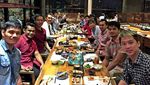 Lucunya Pose Kevin Sanjaya saat Dapat Kue Bertema Badminton