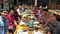 Momen makan bersama teman-temannya pun banyak terlihat di Instagramnya. Seperti yang terlihat ini, ia menikmati es jeruk sambil menunggu pesanan lainnya. Foto: Instagram @kevin_sanjaya