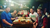 Terakhir ada juga momennya saat menikmati hidangan ala Jepang di sebuah restoran. Tak hanya sendiri ia juga ditemani dengan 4 teman lainnya. Foto: Instagram @kevin_sanjaya