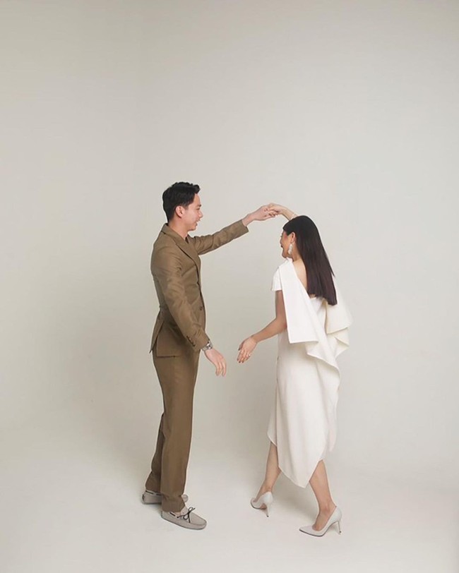 Penampilan Valencia tampak semakin elegan dengan anting menjuntai. Sementara Valencia mengenakan dress putih beraksen gelombang. Foto: Hakim Satriyo/Instagram Jonathan Wongso