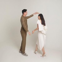 Penampilan Valencia tampak semakin elegan dengan anting menjuntai. Sementara Valencia mengenakan dress putih beraksen gelombang. Foto: Hakim Satriyo/Instagram Jonathan Wongso