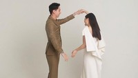 Pada sesi foto prewedding, Kevin Sanjaya dan Valencia Tanoesoedibyo mengenakan busana dengan warna bumi. Foto: Hakim Satriyo/Instagram Jonathan Wongso