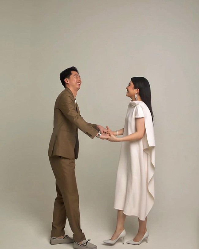 Desainer jas Jonathan Wongso juga membagikan momen prewedding pasangan tersebut. Tampak sang atlet bulu tangkis tampan itu menggunakan jas coklat rancangannya. Foto: Hakim Satriyo/Instagram Jonathan Wongso