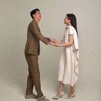 Desainer jas Jonathan Wongso juga membagikan momen prewedding pasangan tersebut. Tampak sang atlet bulu tangkis tampan itu menggunakan jas coklat rancangannya. Foto: Hakim Satriyo/Instagram Jonathan Wongso