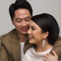 Pada Agustus, Kevin Sanjaya melamar kekasihnya Valencia Tanoesoedibjo secara romantis. Tampaknya, hari H keduanya semakin dekat karena kini Kevin dan Veronica telah melakukan foto prewedding. Foto: Hakim Satriyo/Instagram Jonathan Wongso