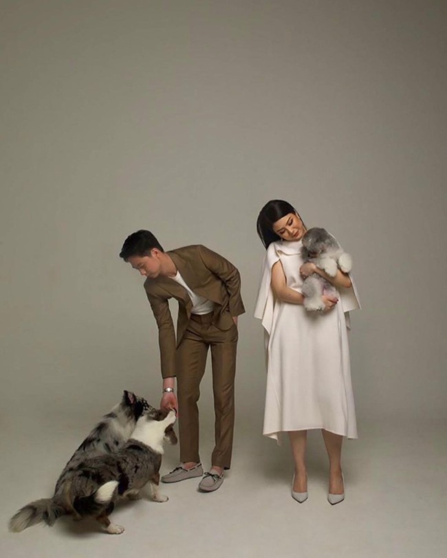 Pasangan tersebut melakukan sesi foto prewedding bersama anjing peliharaan mereka. Ada tiga anjing yang ikut dalam foto tersebut.  Foto: Hakim Satriyo/Instagram Jonathan Wongso