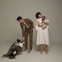 Pasangan tersebut melakukan sesi foto prewedding bersama anjing peliharaan mereka. Ada tiga anjing yang ikut dalam foto tersebut.  Foto: Hakim Satriyo/Instagram Jonathan Wongso