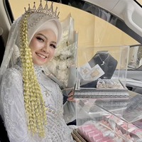 Ia juga membagikan foto saat memakai busana pengantin dengan latar belakang mobil Rubicon kuning. Sita memperlihatkan seserahan uang tunai dan perhiasan dari suami. Foto: Dok. TikTok @sitahusin24.