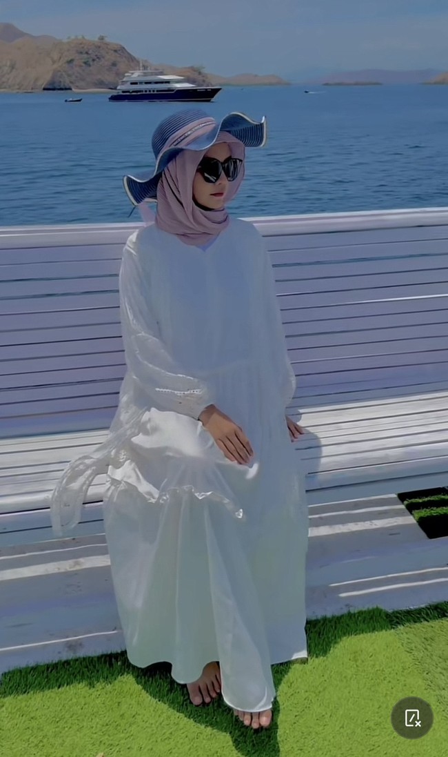 Wolipop sudah menghubungi Sita yang mengunggah video di TikTok. Ia sudah memberikan izin kepada Wolipop untuk mengutip postingannya. Melalui kolom komentar Sita menjawab pertanyaan warganet yang meragukan sosok pria di foto yang diunggahnya adalah suaminya. Ia mengatakan kalau dirinya dan suami beda usia 22 tahun. Bener 😅 tapi memang beda 22 tahun🤣, balas Sita. Foto: Dok. TikTok @sitahusin24.