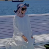 Wolipop sudah menghubungi Sita yang mengunggah video di TikTok. Ia sudah memberikan izin kepada Wolipop untuk mengutip postingannya. Melalui kolom komentar Sita menjawab pertanyaan warganet yang meragukan sosok pria di foto yang diunggahnya adalah suaminya. Ia mengatakan kalau dirinya dan suami beda usia 22 tahun. Bener 😅 tapi memang beda 22 tahun🤣, balas Sita. Foto: Dok. TikTok @sitahusin24.